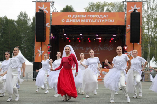 В Верхней Пышме сыграли свадьбу Шрека и Фионы, замуж вышли также Дюймовочка и Муха-Цокотуха