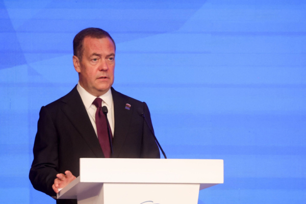 Медведев напомнил королям Европы афоризм &laquo;царствуют, но не правят&raquo;