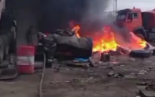 2-х грузовых автомобиля и покрышки загорелись в Актобе