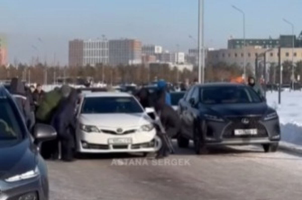 Водитель заблокировал дорогу, бросив машину на дороге возле мечети в Астане