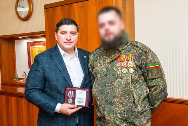 Боец Кама вручил главе Нижнекамского района медаль &laquo;Труженик тыла&raquo;