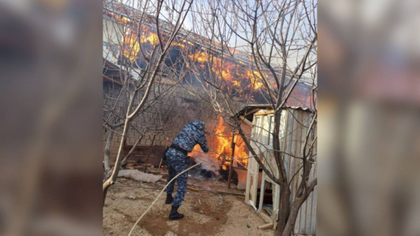 Полицейские спасли семью от пожара в Туркестанской области