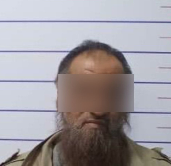 В Бишкеке мужчина угощал детей конфетами с иглами