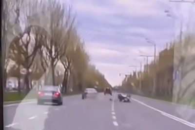 В Казани столкнулись легковушка и мотоциклист, байкера госпитализировали
