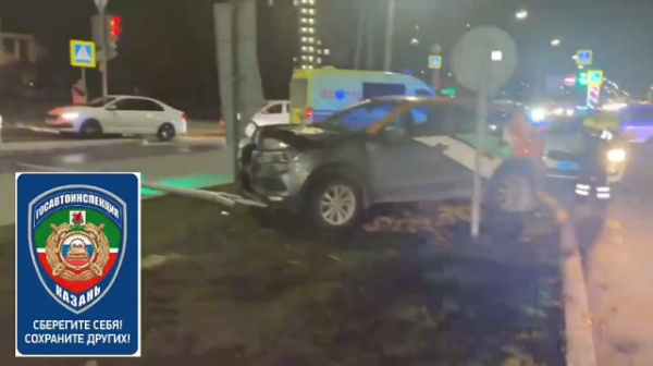 Снесла столбы и светофор: водительница каршеринга объяснила аварию в Казани головокружением