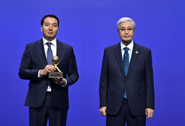 Токаев наградил лауреатов премий «Алтын сапа» и «Парыз»