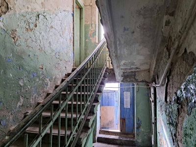 &laquo;Стены разрушаются&raquo;: в Калуге плоская кровля дома превратилась в резервуар для талой воды