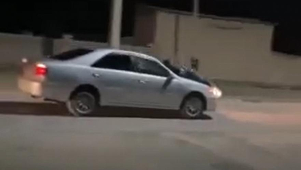 Нарушитель ПДД протащил полкилометра полицейских на капоте авто в Кызылорде (видео)