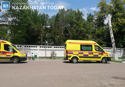 Бетонная балка обрушилась на железнодорожные пути в Карагандинской области: есть пострадавшие