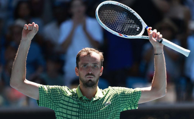 Медведев отыгрался с 0:2 по сетам и вышел в 1/8 финала Australian Open