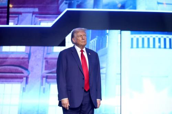 Трамп нарушил королевский протокол, похлопав Карла III по плечу