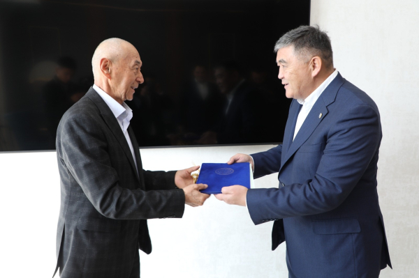 Камчыбек Ташиев подарил квартиру в Бишкеке учителю музыки