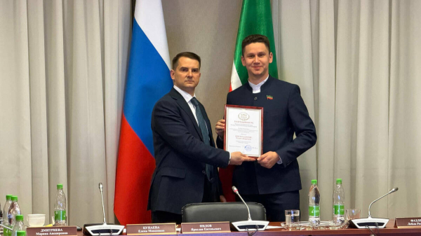 Ярослав Нилов наградил молодогвардейцев Татарстана