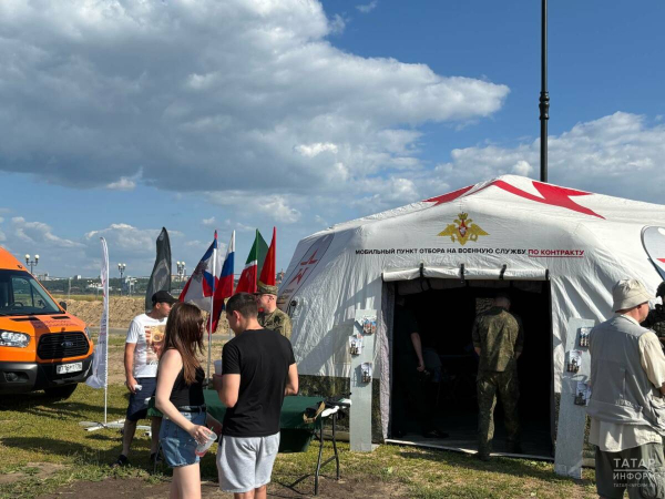 В День России у &laquo;Чаши&raquo; в Казани развернулся пункт отбора на службу по контракту