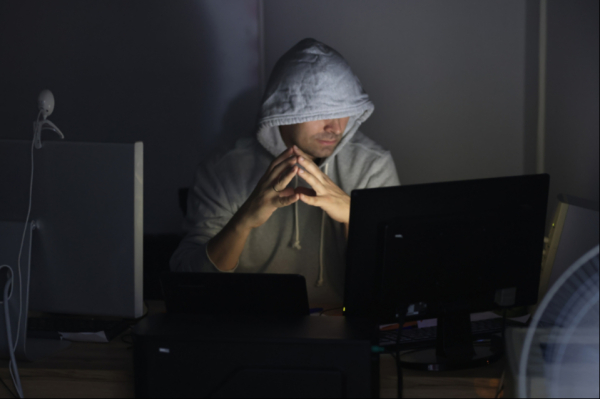 Мошенники под видом Госуслуг обманули жительницу Нижнекамска на 100 тысяч рублей