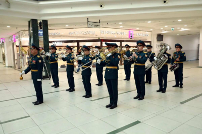 В преддверии юбилея оркестр Росгвардии исполнил военные песни в казанском ТЦ