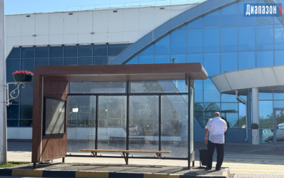 Возле аэропорта остановка в одном месте, автобусы надо ждать в другом