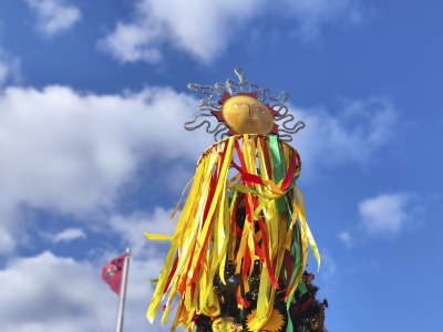 На площади у Абхазского театра в Сухуме празднуют Масленицу