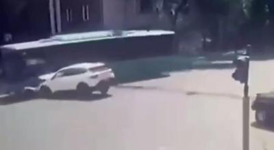 Появилось видео с моментом столкновения автобуса с машиной в Алматы
