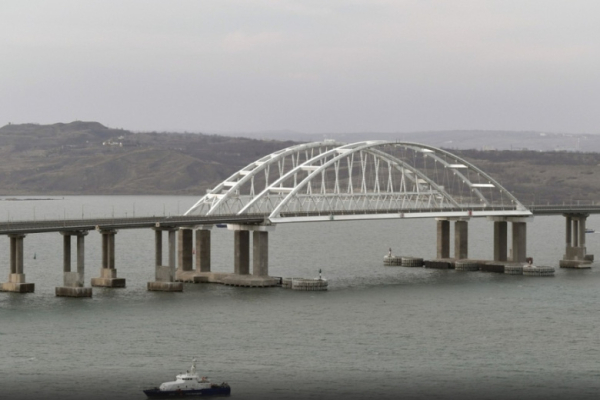 Крымский мост перекрыли для проезда