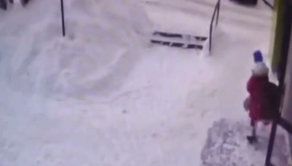 Глыба снега свалилась на голову школьнице по пути из дома &ndash; видео 06/02/2026 &ndash; Новости