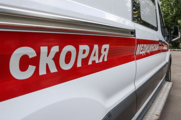 Легковушка протаранила остановку с людьми в Петербурге