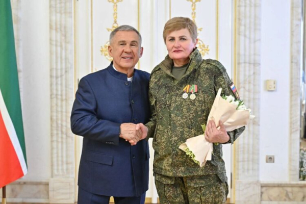 Рустам Минниханов вручил госнаграды 43 женщинам в Казанском Кремле