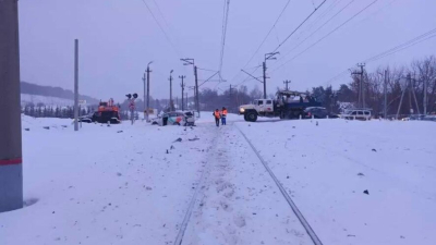 Ехал на красный: на видео попало, как в Казани электричка сначала каршеринг 29/01/2026 &ndash; Новости