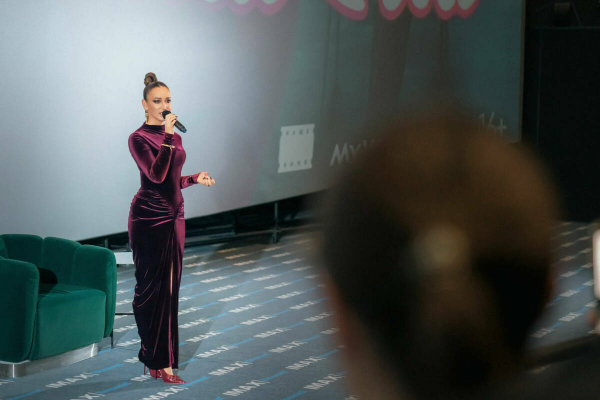 &laquo;Пришлось вспомнить, что такое чтение&raquo;: Бузова с юмором рассказала о работе над сценарием