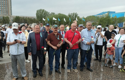В Астане ветераны Главного командования Национальной гвардии РК возложили цветы к монументу Отан-Ана