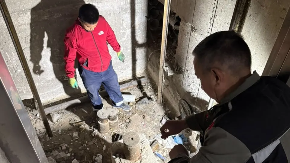 В Атырау лифт с людьми рухнул с третьего этажа: есть пострадавшие