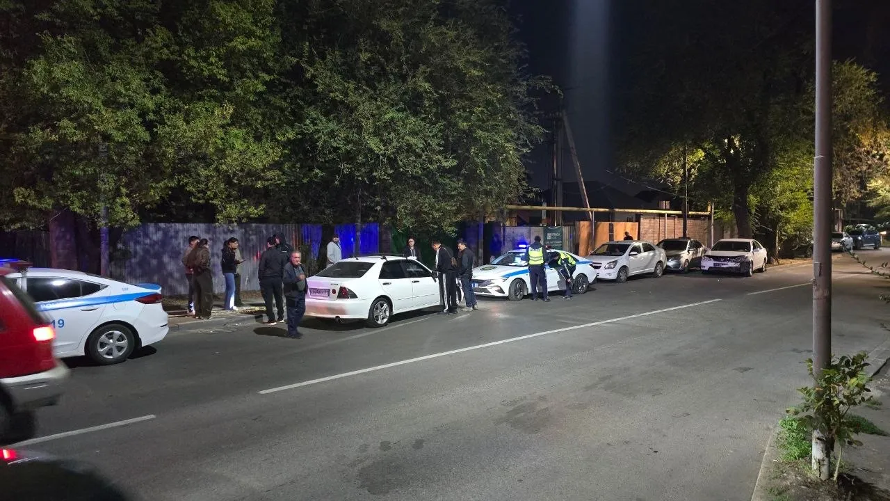 Четыре автомобиля разбиты, трое в больнице: массовое ДТП произошло в Алматы